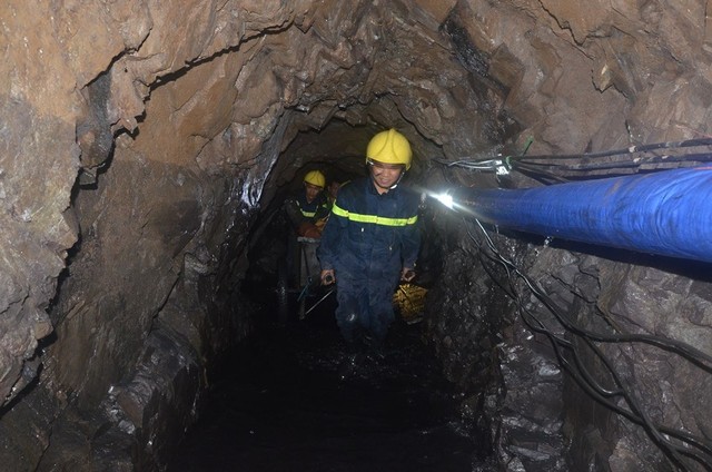 Lực lượng cứu hộ trong hầm than bị sập ở Hòa Bình