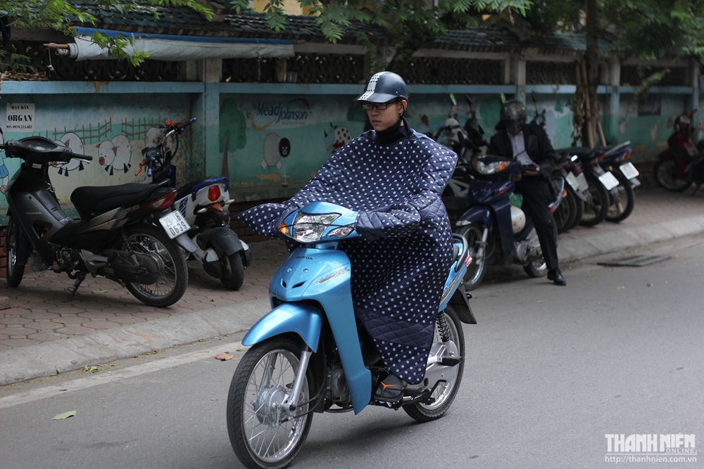Áo chống rét kỳ lạ xuất hiện ở Hà Nội những ngày trời trở rét