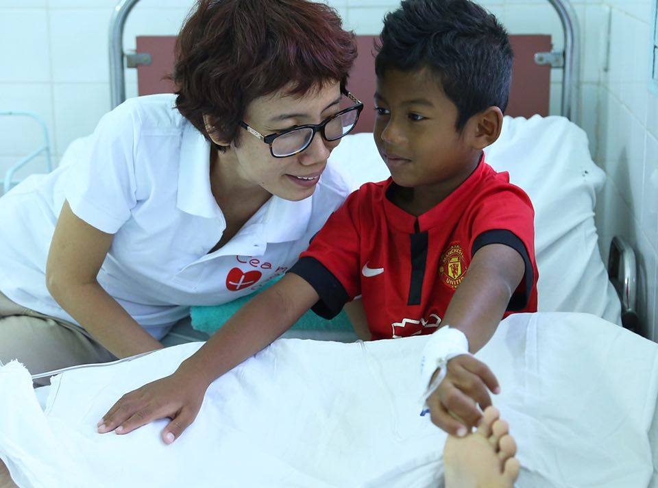 Chị Mai Anh, mẹ của bé Thiện Nhân đang động viên em bé người Campuchia vừa được phẫu thuật tái tạo cơ quan sinh dục nam tại Bệnh viện Nhi đồng 2, TP.HCM - Ảnh chị Mai Anh cung cấp