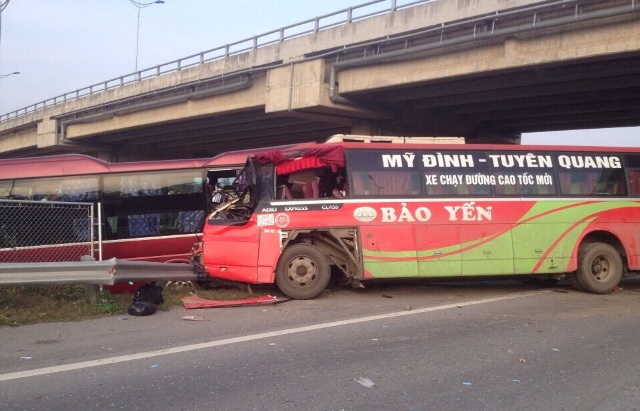 Vụ tai nạn khiến 2 người tử vong, 10 người bị thương