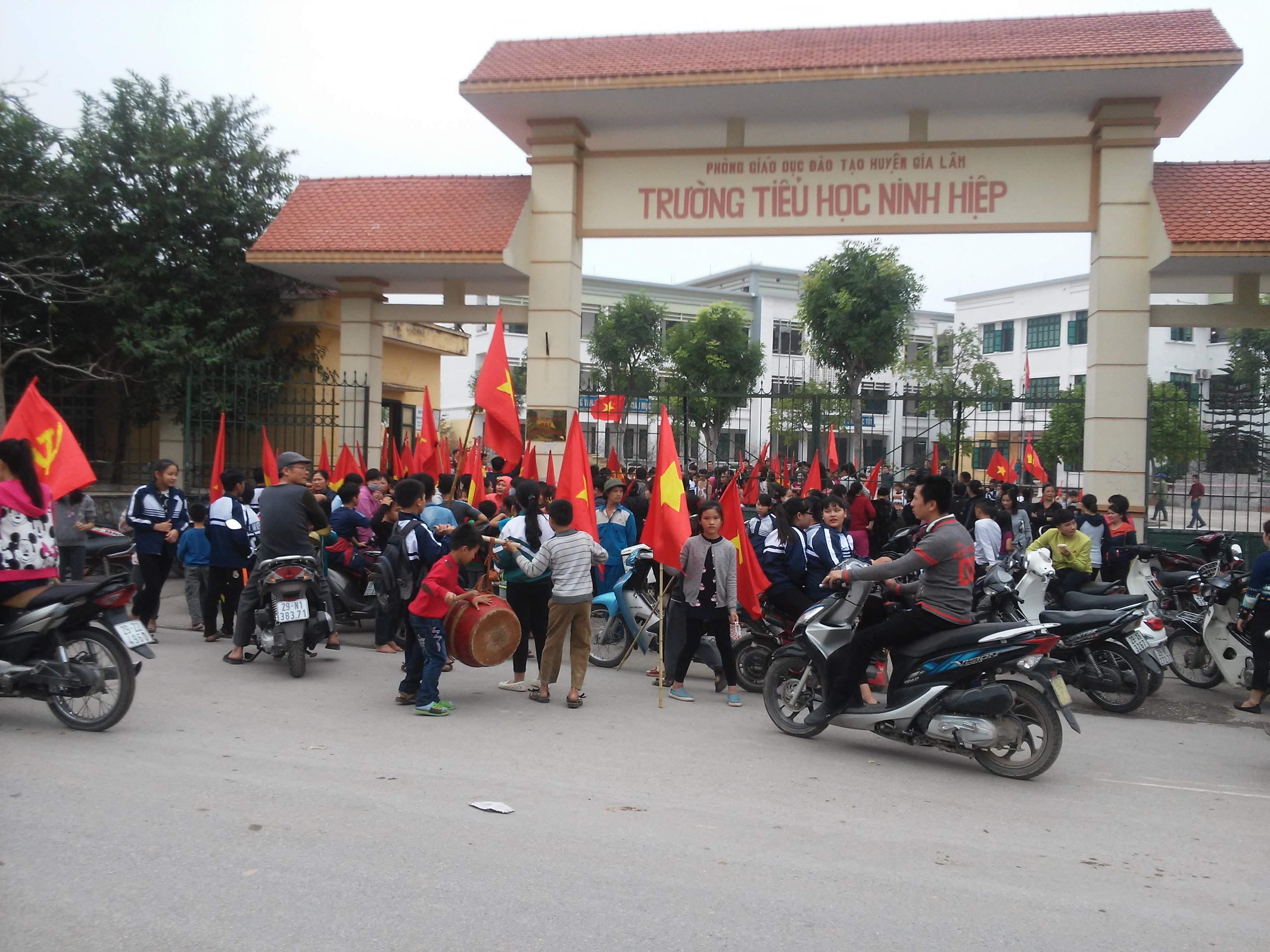 Cả trăm học sinh tiểu học, trung học cơ sở tập trung trước cổng trường tiểu học Ninh Hiệp phản đối xây trung tâm thương mại 