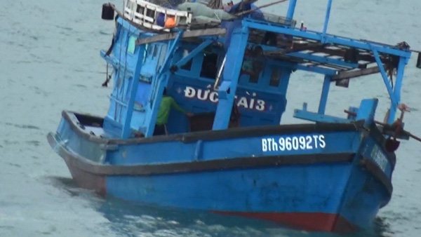 9 ngư dân trên tàu BTH 96092 TS được cứu sống - Ảnh: Cảnh sát biển cung cấp