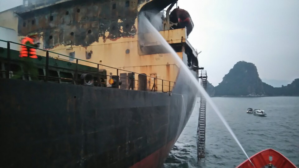 Tàu Sar 411 phun nước dập lửa cứu tàu South Star của Mông Cổ - Ảnh: VMRCC cung cấp