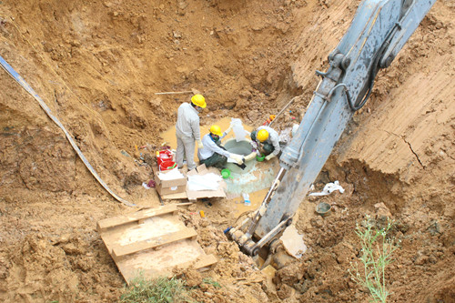 Hiện trường vỡ đường ống nước sông Đà tuyến số 1 trong năm 2015 - Ảnh: Lê Quân