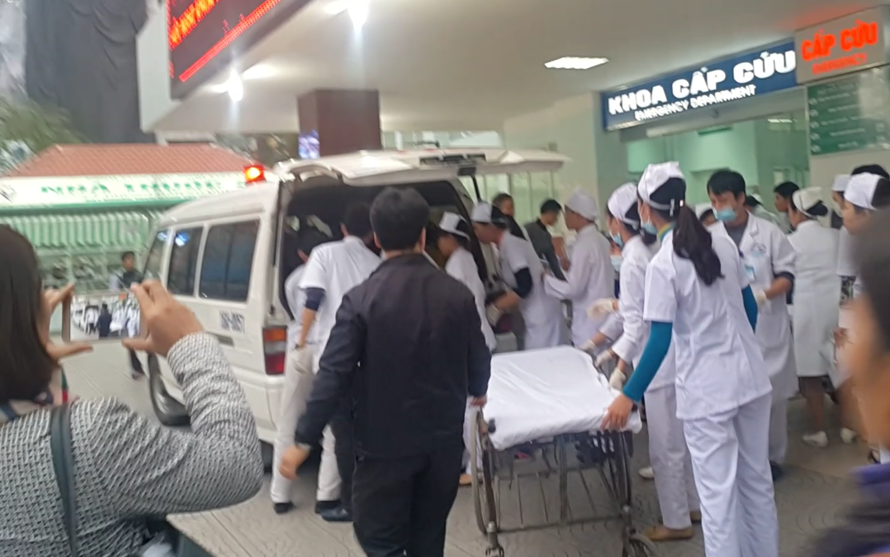 Công nhân bị ngộ độc được cấp cứu ở Bệnh viện Việt Tiệp - Ảnh: Lê Tân