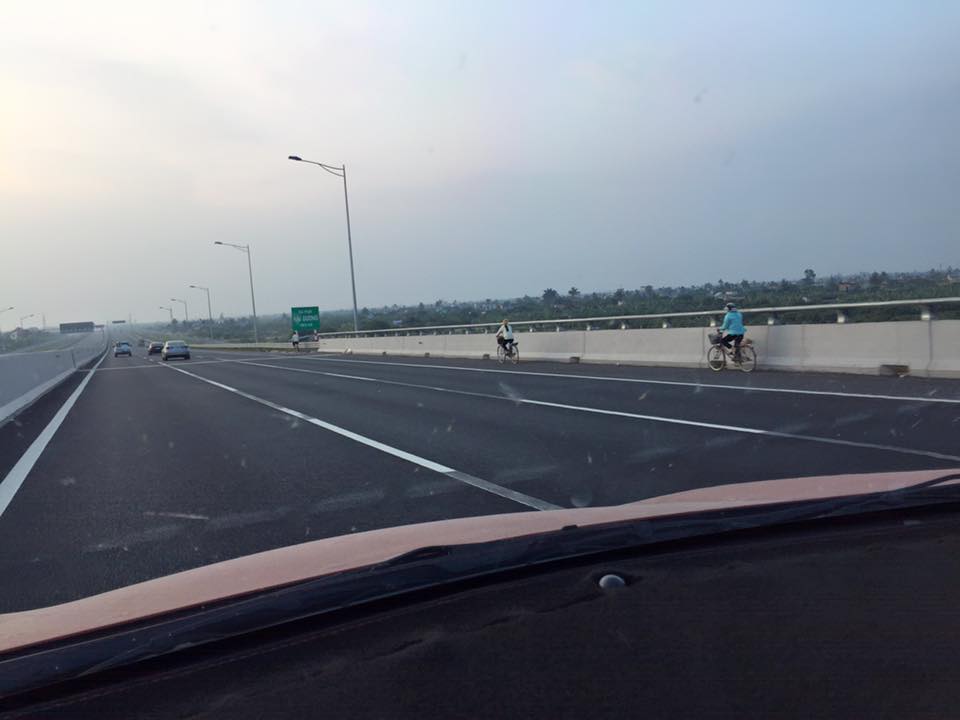 Người dân đi xe đạp trên cao tốc Hà Nội - Hải Phòng - Ảnh do bạn đọc cung cấp.
