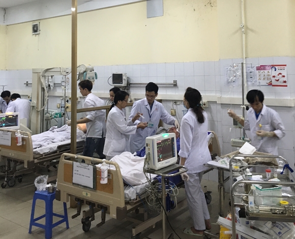 Các bác sỹ đang cấp cứu cho các nạn nhân - Ảnh: Bệnh viện cung cấp