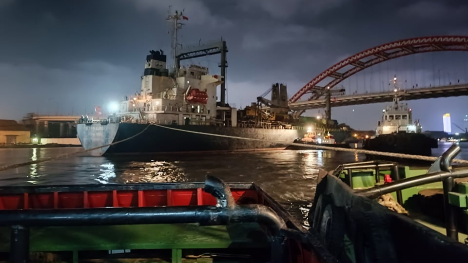 Hải Phòng: Đã giải cứu được tàu Outrivaling 3 'mắc kẹt' ở gầm cầu Hoàng Văn Thụ - ảnh 1