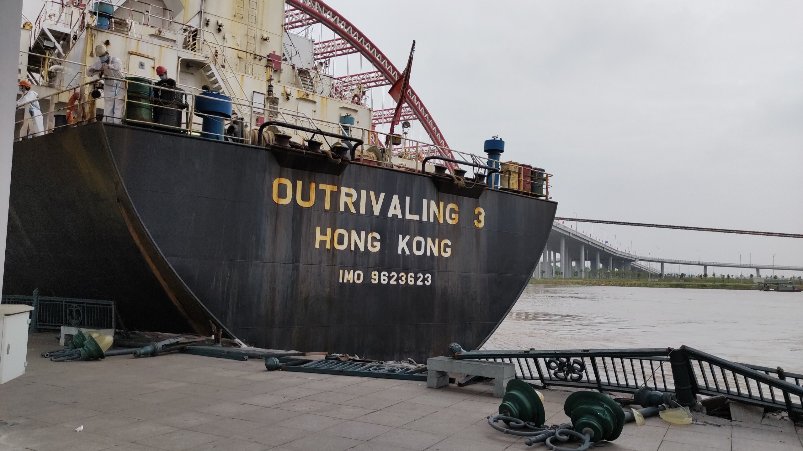 Hải Phòng: Đã giải cứu được tàu Outrivaling 3 'mắc kẹt' ở gầm cầu Hoàng Văn Thụ - ảnh 2