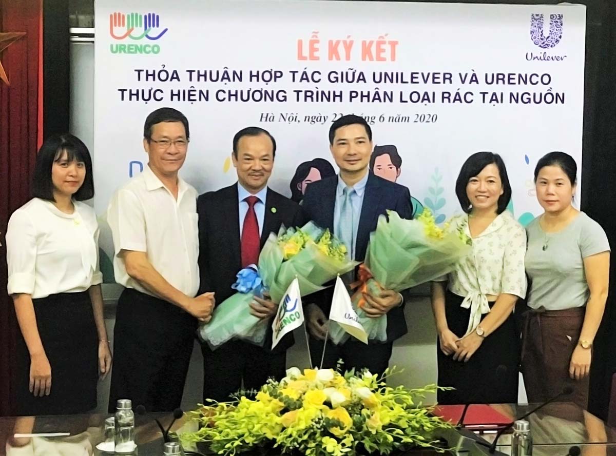 Đại diện Unilever Việt Nam và URENCO ký kết phê chuẩn chương trình Phân loại rác tại nguồn tại Hà Nội năm 2020