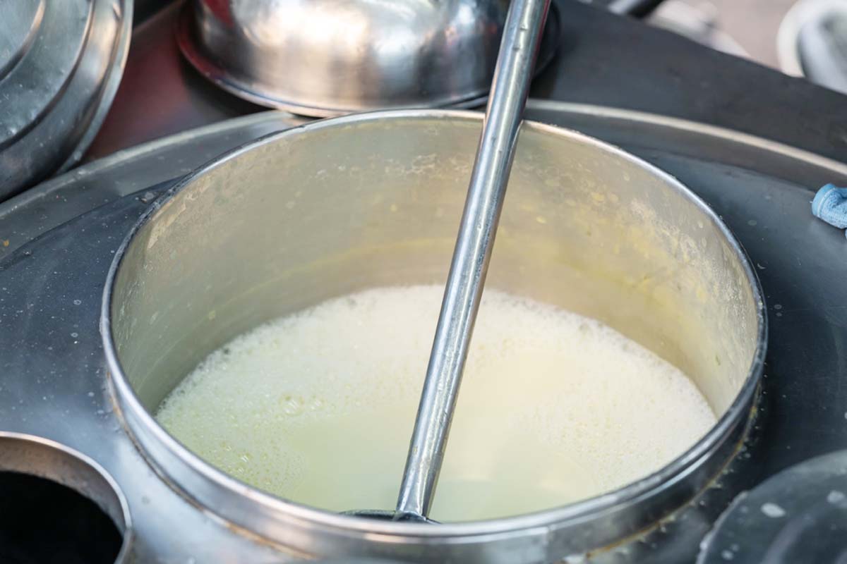 Sữa đậu nành nóng hổi là thức uống ấm lòng nổi tiếng ở Đà Lạt