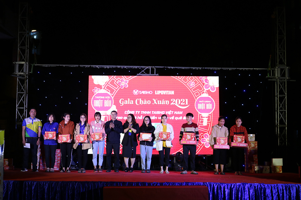   Công ty Taisho Việt Nam trao quà cho sinh viên có hoàn cảnh khó khăn tại đại học Huế