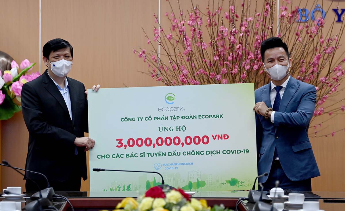 Ông Trần Quốc Việt - Tổng Giám đốc Ecopark (bên phải) trao tặng 3 tỉ đồng cho các bác sĩ tuyến đầu chống dịch COVID-19