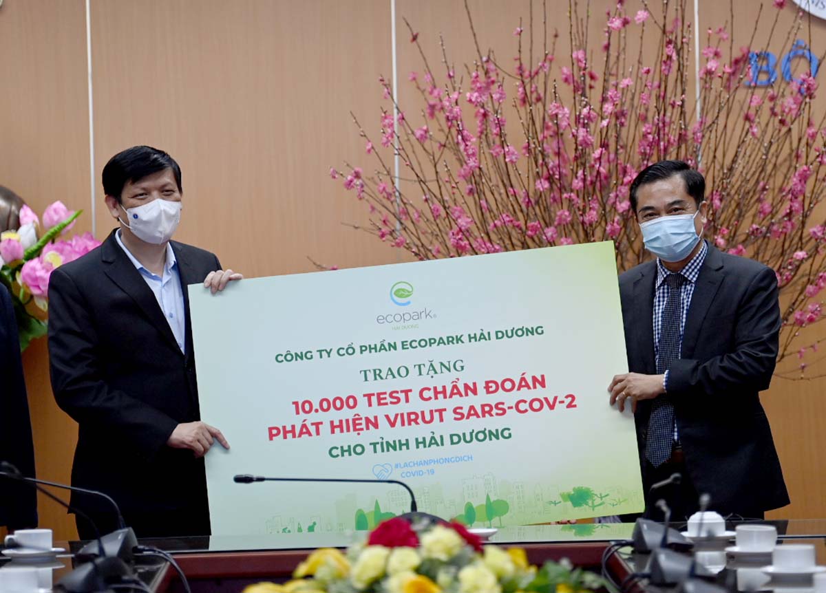Ông Nguyễn Công Hồng - Tổng giám đốc công ty cổ phần Ecopark Hải Dương trao tặng 10.000 test chuẩn đoán COVID-19