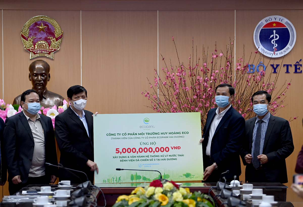 Ông Phùng Quang Huy - Tổng Giám đốc Công ty Cổ phần Môi trường Huy Hoàng Eco (thứ hai từ bên phải) trao tặng 5 tỉ đồng tài trợ trạm xử lý nước thải y tế bệnh viện dã chiến 3 tại Hải Dương
