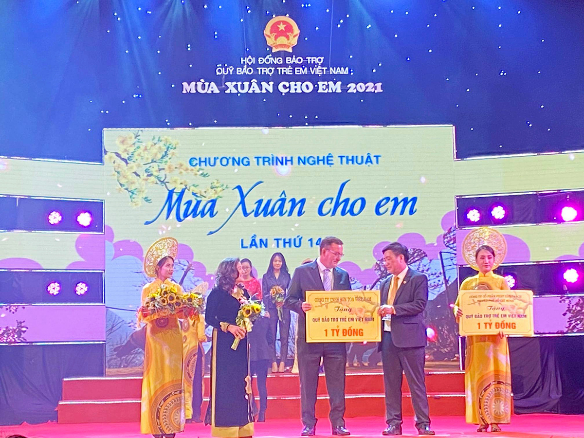Ông Liam Gordon Guise - TGD Công ty TNHH Sơn TOA Việt Nam trao 1 tỉ đồng tài trợ sơn sửa lại các dự án trường học, bệnh viện trong năm 2021 cho Quỹ bảo trợ trẻ em Việt Nam