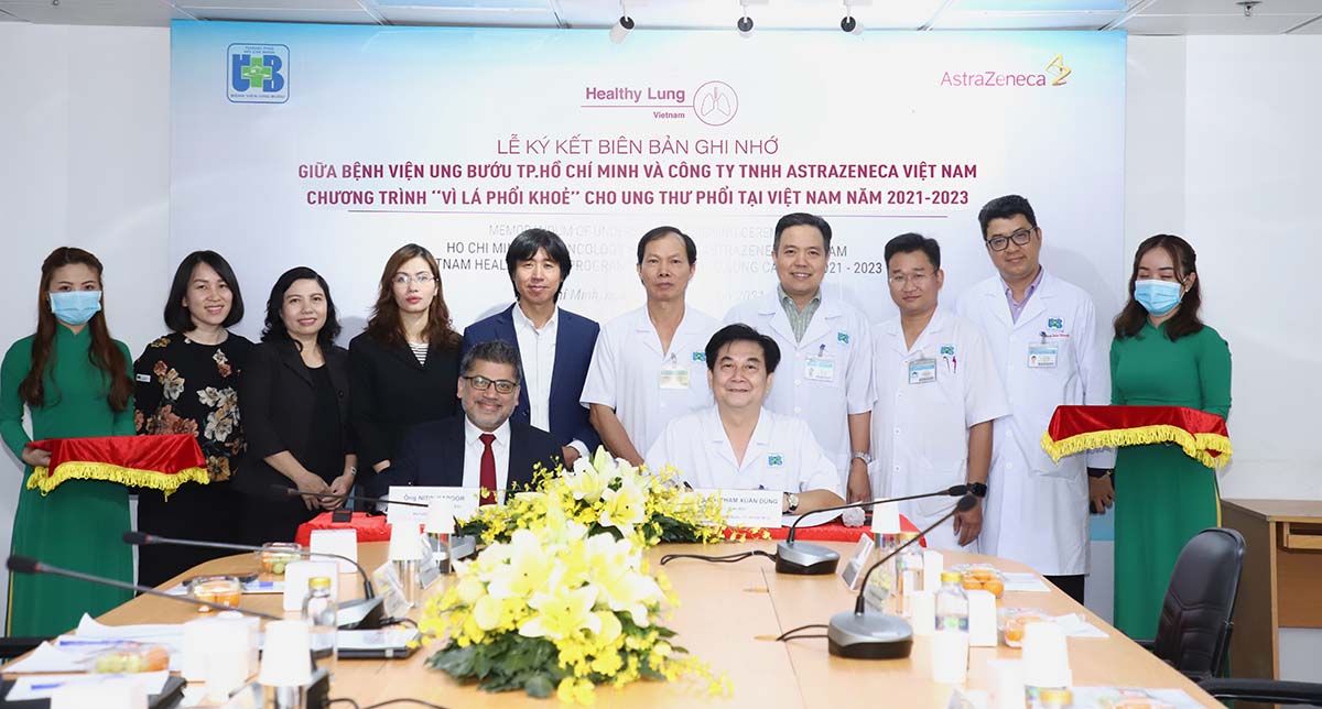 Bệnh viện Ung bướu TP.HCM và công ty AstraZeneca Việt Nam tại buổi lễ ký kết hợp tác