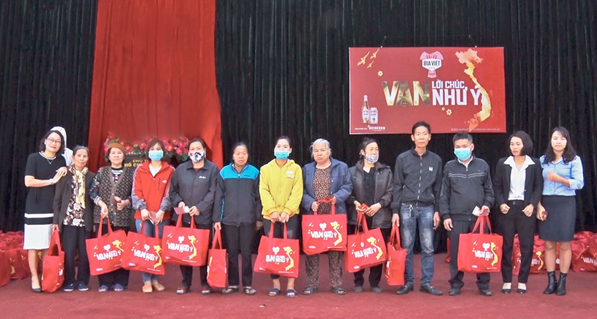 Bà Chu Thị Hương Giang - Tổng Giám đốc Nhà máy HEINEKEN Việt nam Hà Nội -  (ngoài cùng bên trái) trao quà cho bà con tại huyện Thường Tín, Hà Nội