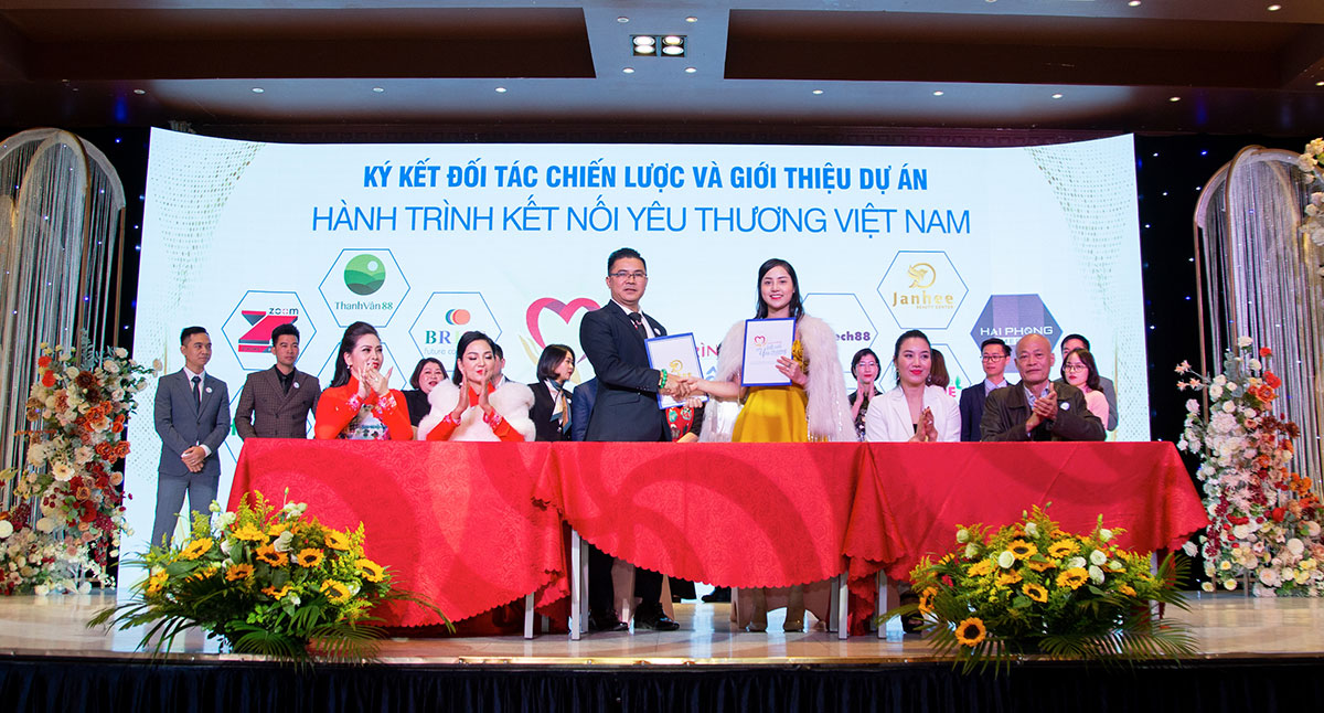 Đại diện Janhee cùng HTKNYTVN công bố quỹ bảo trợ 1.260 học sinh nghèo vượt khó học giỏi trên 63 tỉnh thành