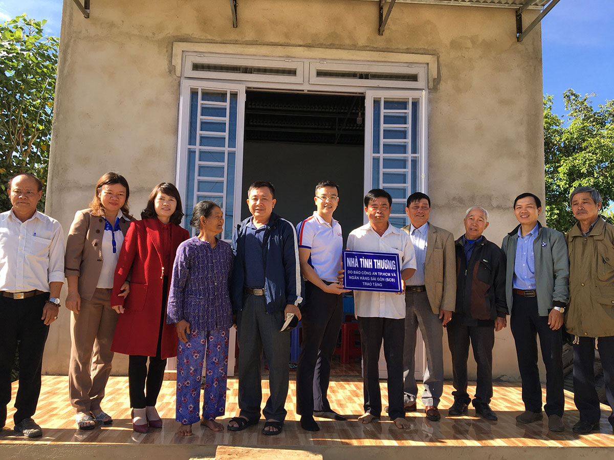 Đại diện Đoàn Thanh niên SCB trao 03 căn nhà tình thương tại Lâm Đồng