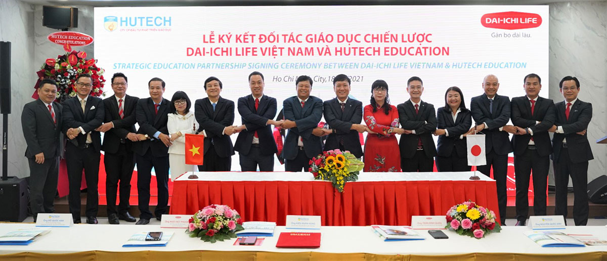 Ban lãnh đạo Dai-ichi Life Việt Nam và Hutech Education cùng chụp hình lưu niệm tại buổi Lễ ký kết