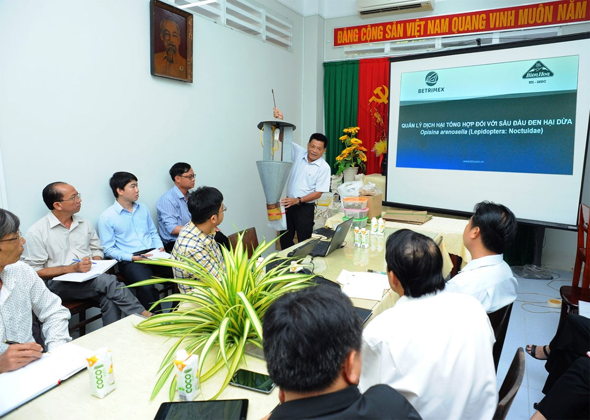 Tiến sĩ Trần Tấn Việt - Giám đốc Viện SRDC trình bày về bẫy đèn