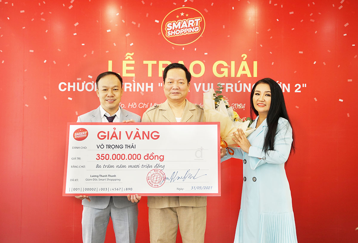 Giám đốc Lương Thanh Thanh và Nghệ sĩ Ngân Quỳnh - Đại sứ thương hiệu Smart Shopping trao giải Vàng 350.000.000 Đồng cho ông Võ Trọng Thái