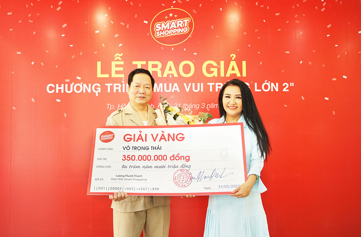 Nghệ sĩ Ngân Quỳnh - Đại sứ thương hiệu Smart Shopping hạnh phúc trao giải thưởng giá trị cho người thắng giải