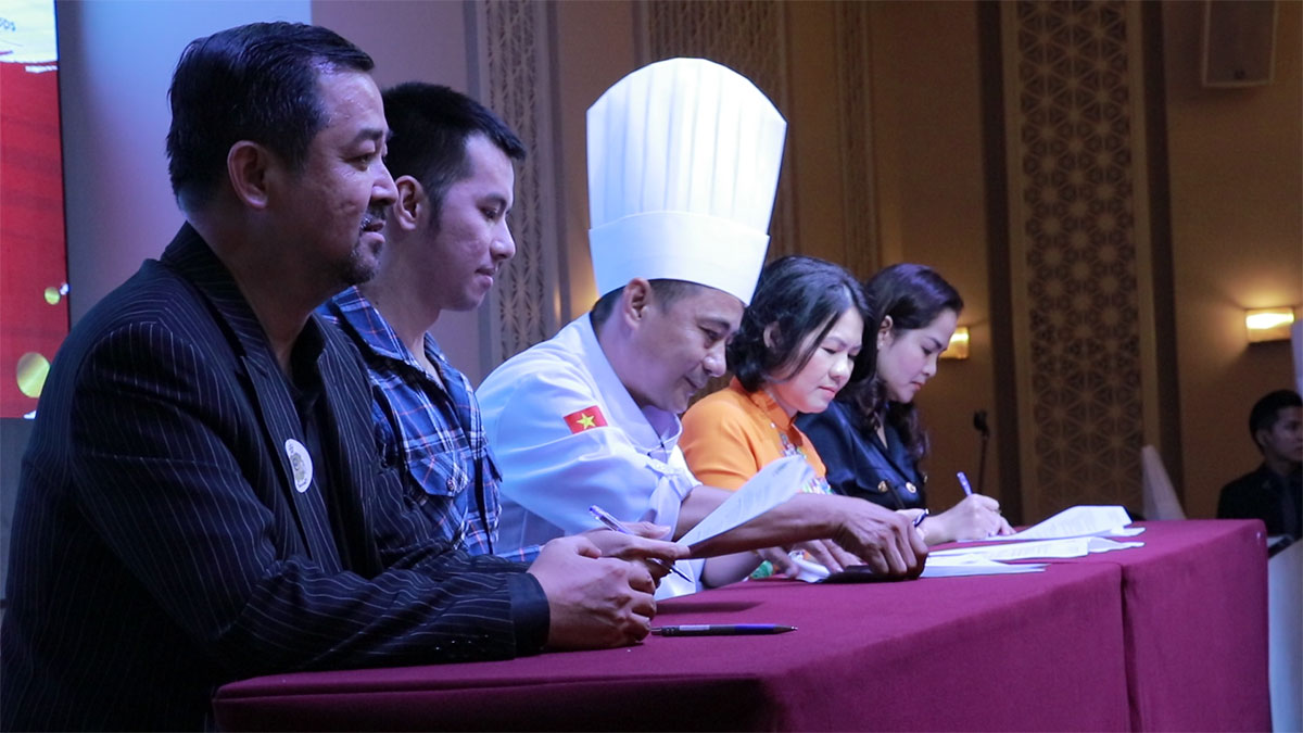 Trong buổi lễ thành lập, Hiệp hội còn tiến hành ký kết thỏa thuận với các đơn vị đối tác giúp phát triển ngành Bếp Việt Nam 