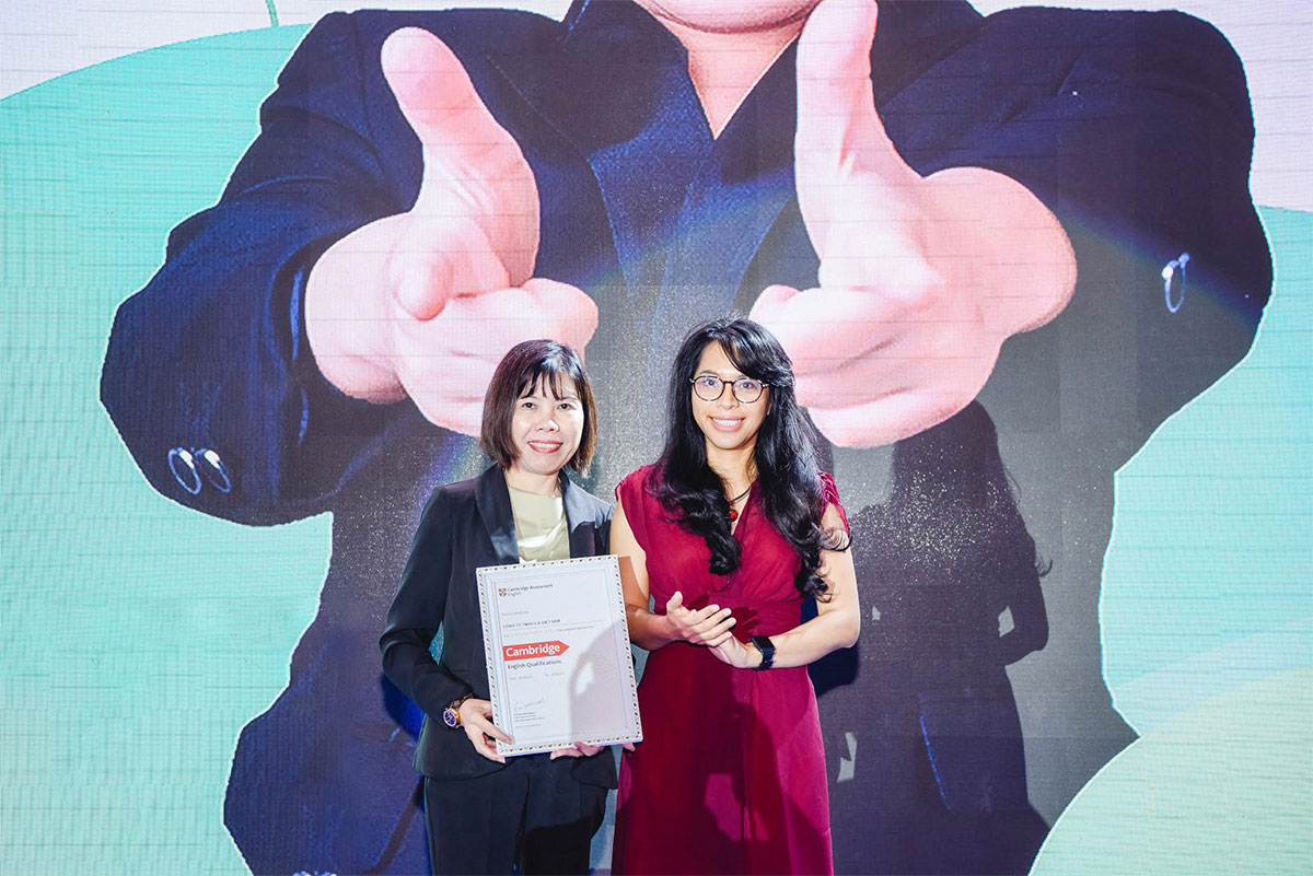 Đại diện Cambridge Assessment English trao chứng nhận Gold Preparation Center cho bà Nguyễn Thị Bích - Giám đốc điều hành ILA (bên trái)