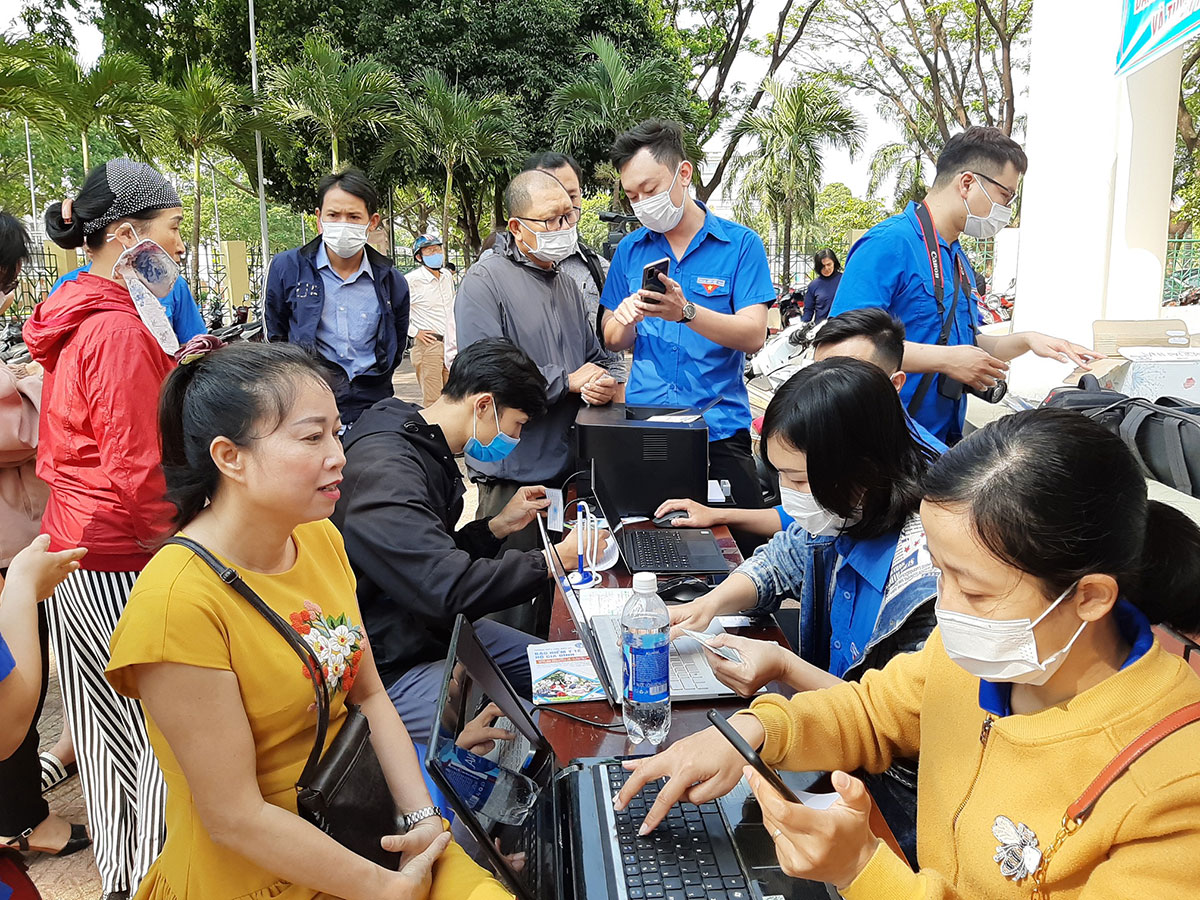 Cơ quan BHXH tỉnh Đắk Lắk tổ chức cài đặt ứng dụng VssID cho người dân 