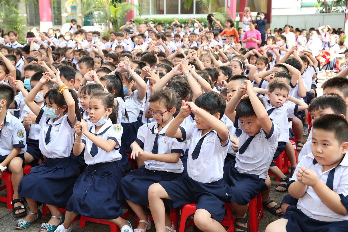 Các em học sinh trường Tiểu học Lê Lai đang thực hành các bước rửa tay đúng cách
