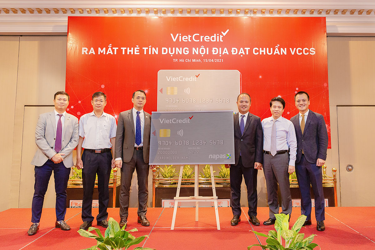 Đại diện NHNN, NAPAS và VietCredit cùng chụp hình lưu niệm