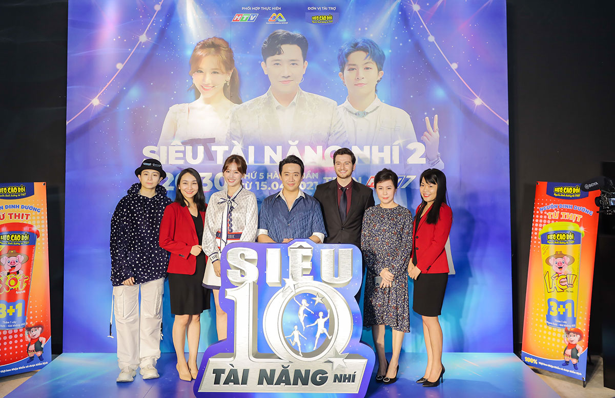 Đại diện VUS cùng bộ ba giám khảo trong buổi lễ công bố phát sóng chương trình Super 10 - Siêu tài năng nhí mùa 2
