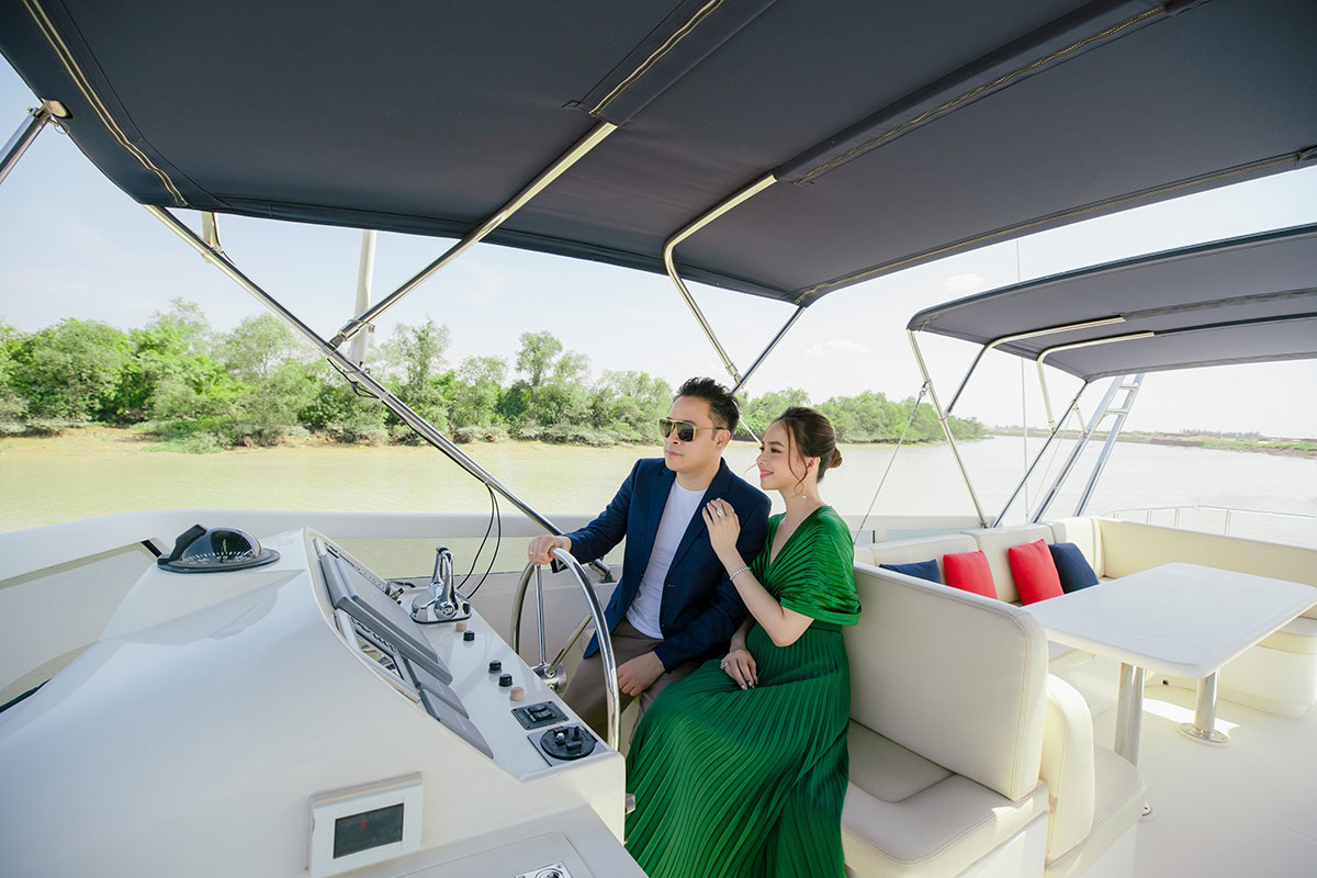 Để cảm nhận không gian trong lành, mát mẻ của khu đô thị, Victor Vũ cùng vợ lên du thuyền ngắm cảnh sông nước, tham quan phân khu đảo Phượng Hoàng thuộc Aqua City