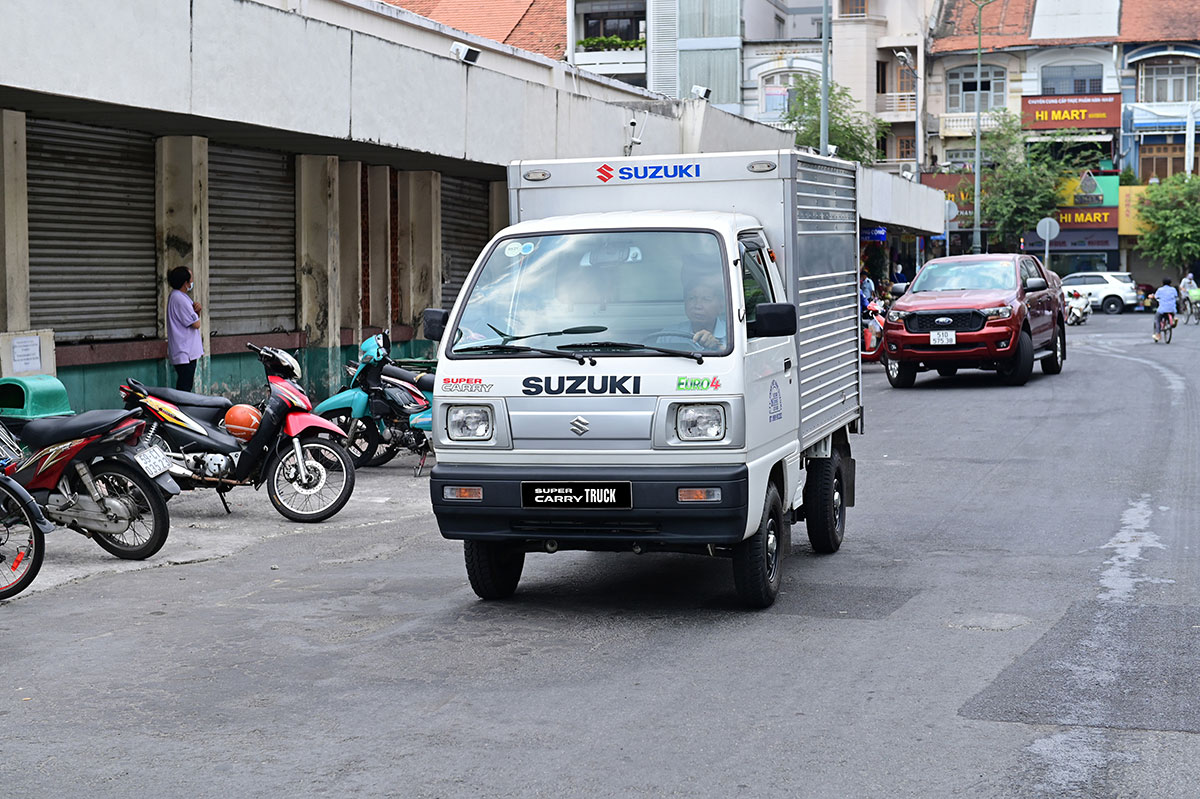 Với tầm nhìn dài hạn, Suzuki cũng liên kết với nhiều ngân hàng để đưa ra các chương trình mua xe trả góp cực “hời” cho khách hàng. Nhất là đối với khách hàng xe tải nhẹ, chỉ cần trả trước từ 47,3 triệu đồng là có thể sở hữu mẫu xe Carry Truck