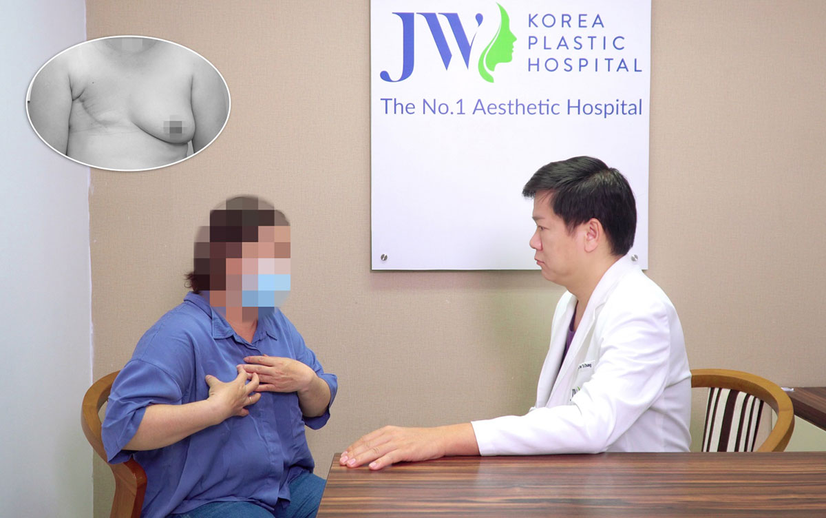 Bác sĩ Tú Dung thăm khám động viên bệnh nhân sắp tái tạo ngực sau cắt bỏ toàn bộ mô tuyến