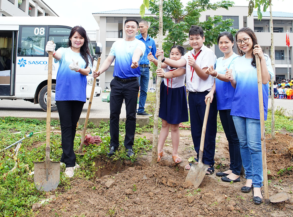 Đoàn Thanh niên SASCO cùng huyện Đoàn Long Thành, thầy cô và các em học sinh trường Tiểu học Bình Sơn vun trồng những cây xanh đầu tiên trong khuôn viên nhà trường