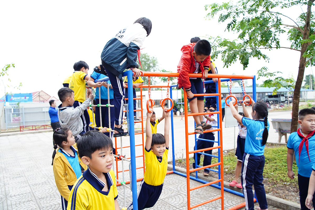 SASCO dành tặng cho ba trường Tiểu học Bình Sơn, Bình An và Cầu Xéo khu vui chơi giúp các em vui chơi, rèn luyện sau giờ học