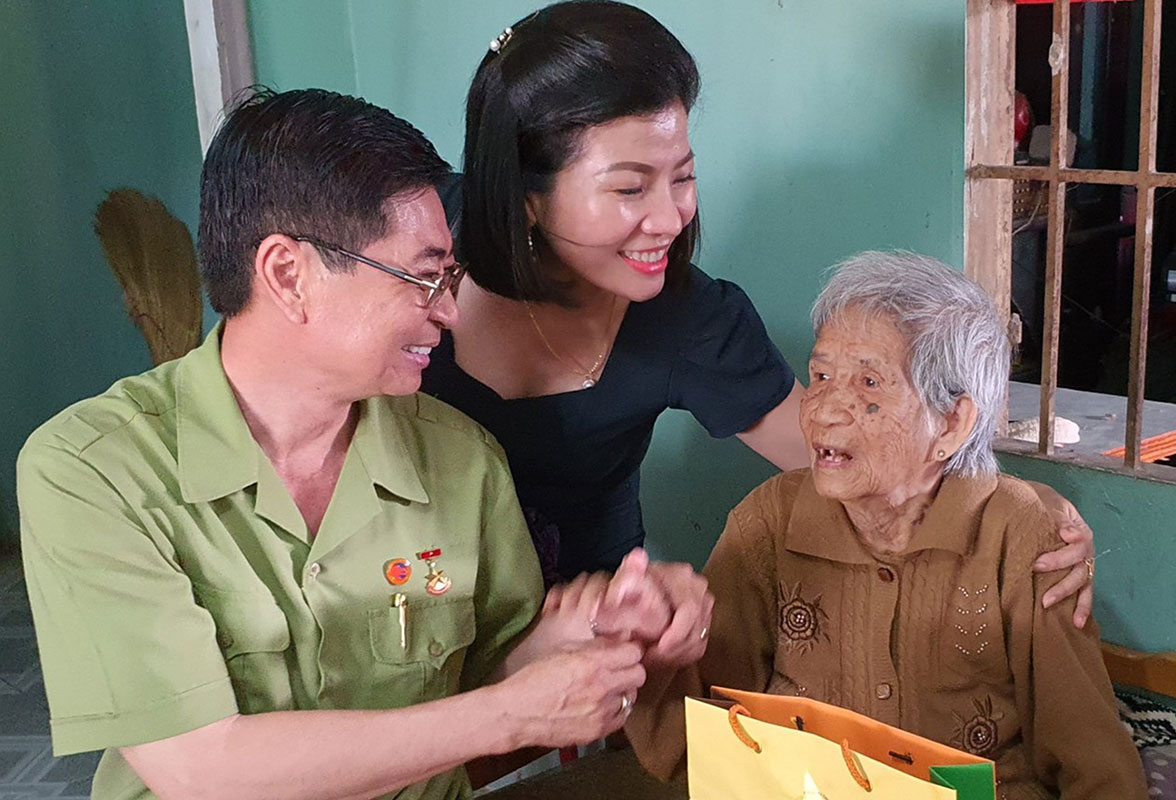 Ông Nguyễn Công Trung thăm tặng quà mẹ Việt Nam anh hùng