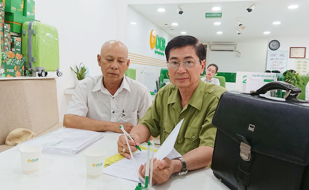Ông Nguyễn Công Trung ngày lấy lại giấy tờ nhà cho gia đình ông Nghề