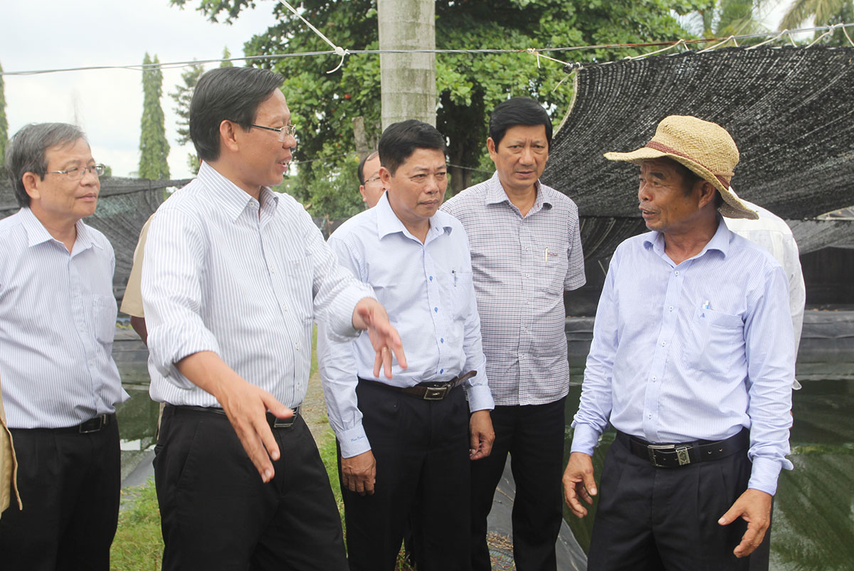 Ông Phan văn Mãi cùng đoàn cán bộ tỉnh Bến Tre tham quan mô hình nông nghiệp công nghệ cao gắn với xây dựng nông thôn mới ở H.Củ Chi, TP.HCM