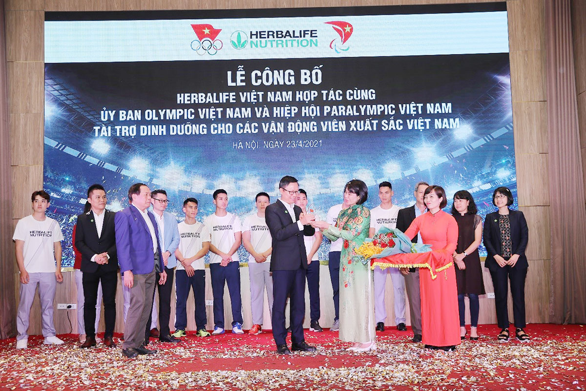 Ông Vũ Văn Thắng TGĐ Herbalife VN và Campuchia nhận kỷ niệm chương vì những đóng góp của Herbalife Nutrition cho thể thao Việt Nam