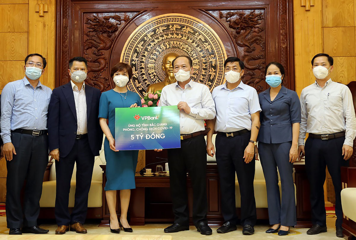 VPBank trao 5 tỉ tiền mặt ủng hộ tỉnh Bắc Giang