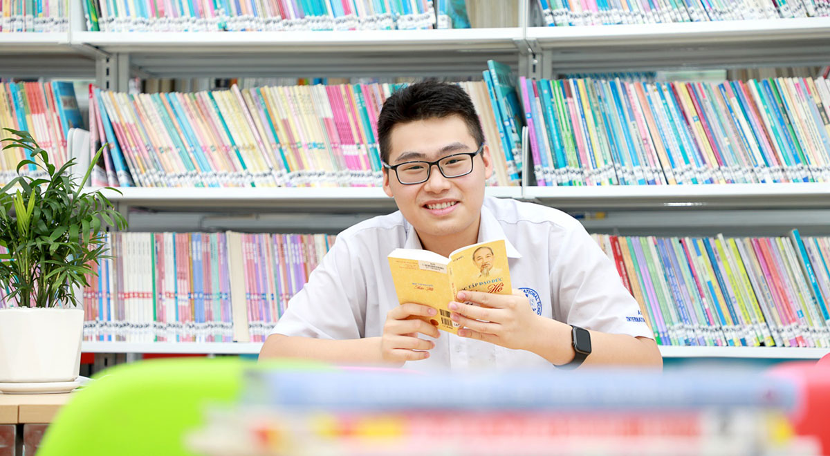Steven Alex Yeo Jiang Jiang đọc sách tại thư viện Asian School