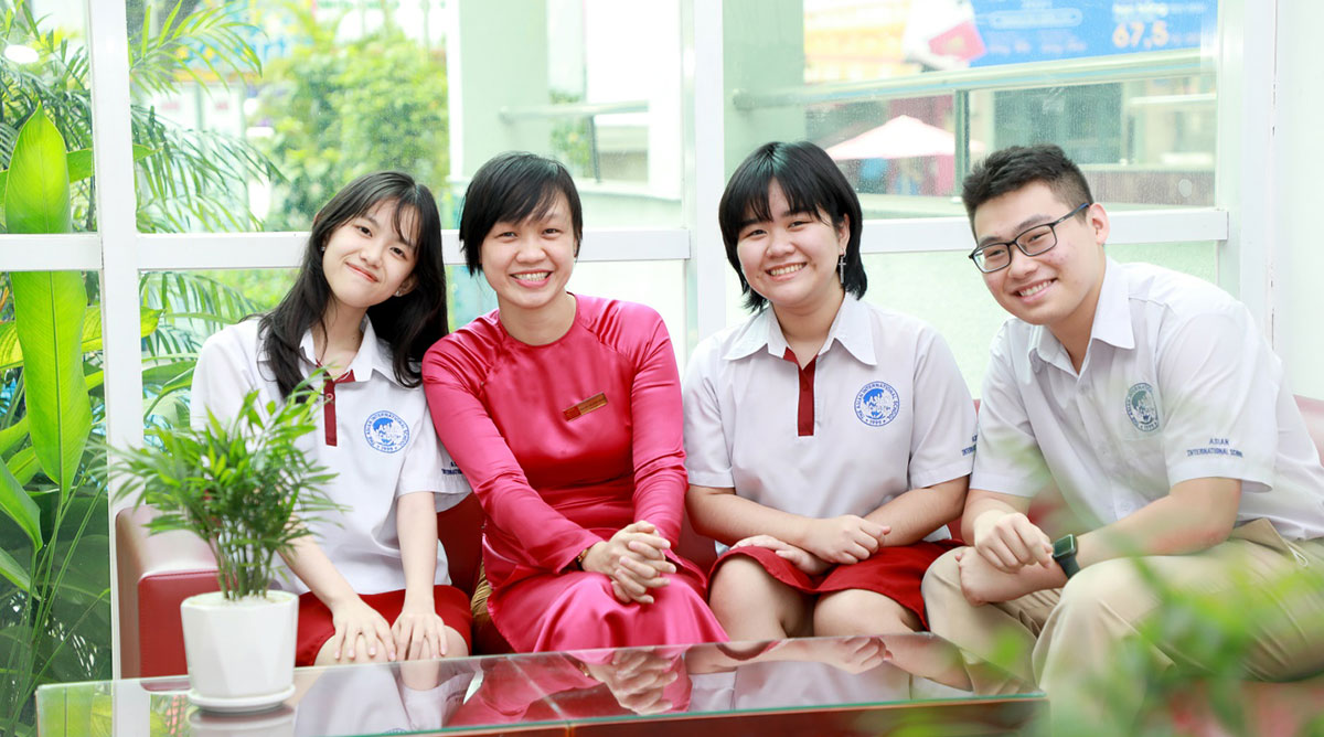 Steven Alex Yeo Jiang Jiang (ngoài cùng bên phải) cùng cô giáo chủ nhiệm và bạn học