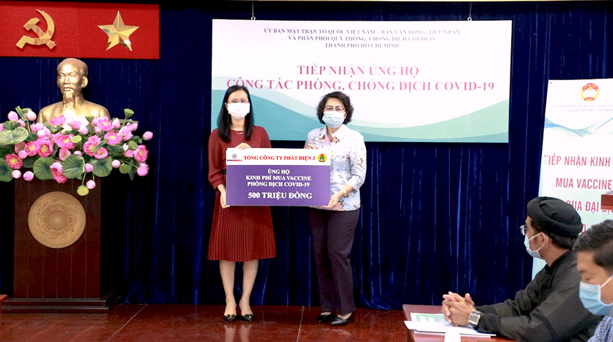 Bà Nguyễn Thị Thanh Hương - Phó Tổng Giám đốc EVNGENCO 3 trao tặng 500 triệu đồng ủng hộ kinh phí mua vắc xin phòng dịch Covid-19 cho đại diện Ủy ban MTTQVN thành phố Hồ Chí Minh