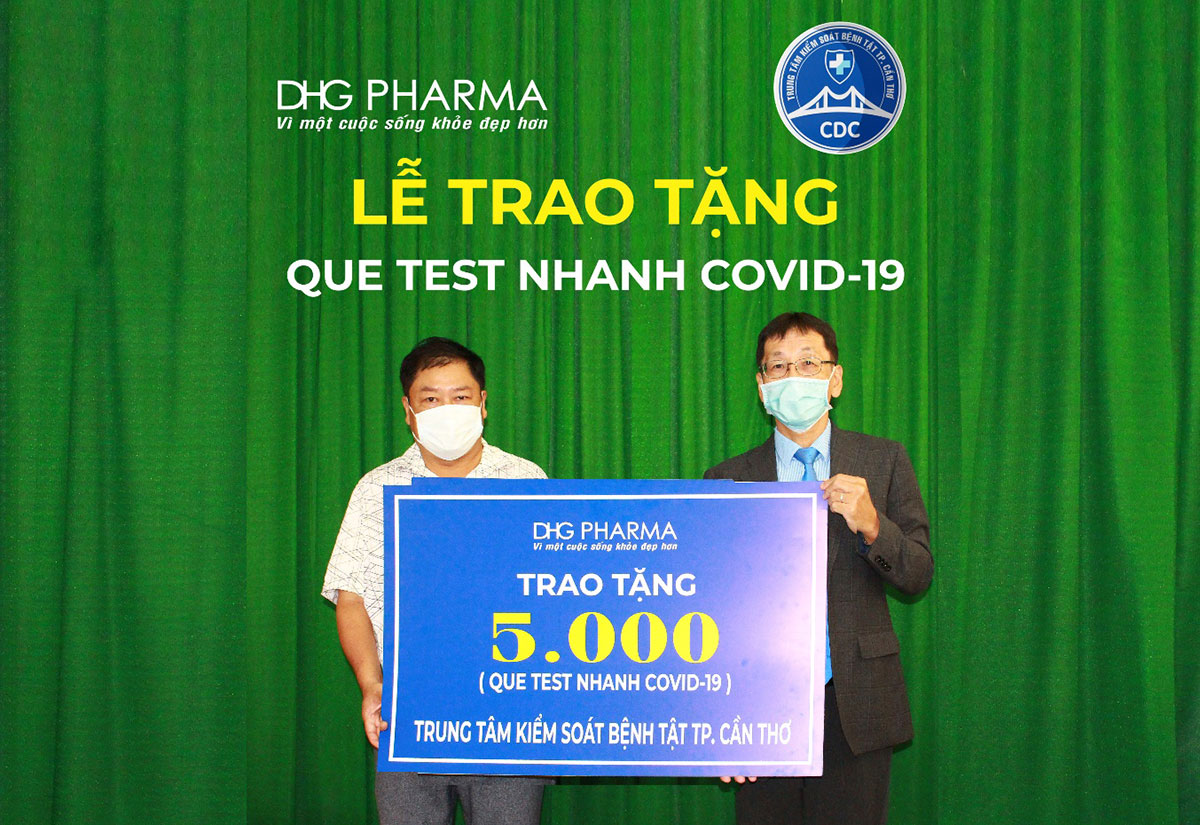 Ông Masashi Nakaura - TGĐ đại diện Dược Hậu Giang trao tặng 5.000 bộ que test nhanh Covid-19 cho ông Trần Trường Chinh - Phó Giám đốc Trung tâm Kiểm soát bệnh tật TP.Cần Thơ