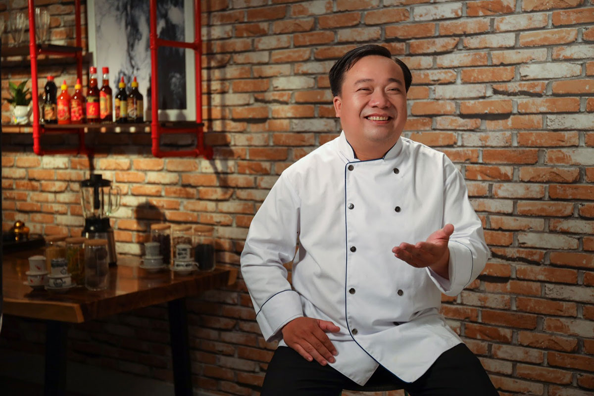 Ông Nguyễn Đức Văn Vũ - Bếp trưởng một nhà hàng tại TP.HCM xem Ông Bếp như người bạn đồng hành trong lúc nấu nướng của mình