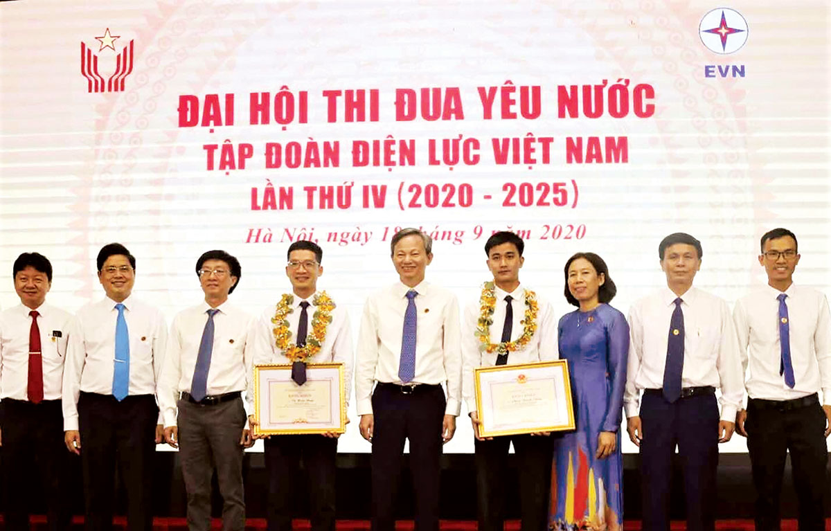 Kỹ sư chụp hình với các lãnh đạo tại Đại hội thi đua yêu nước Tập đoàn Điện lực Việt Nam